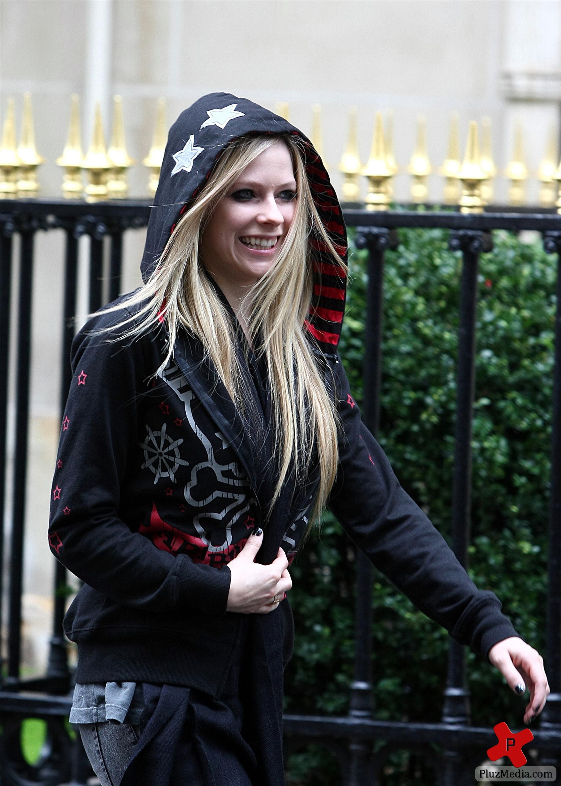 Avril Lavigne is all smiles as she leaves her Paris hotel photos | Picture 77885